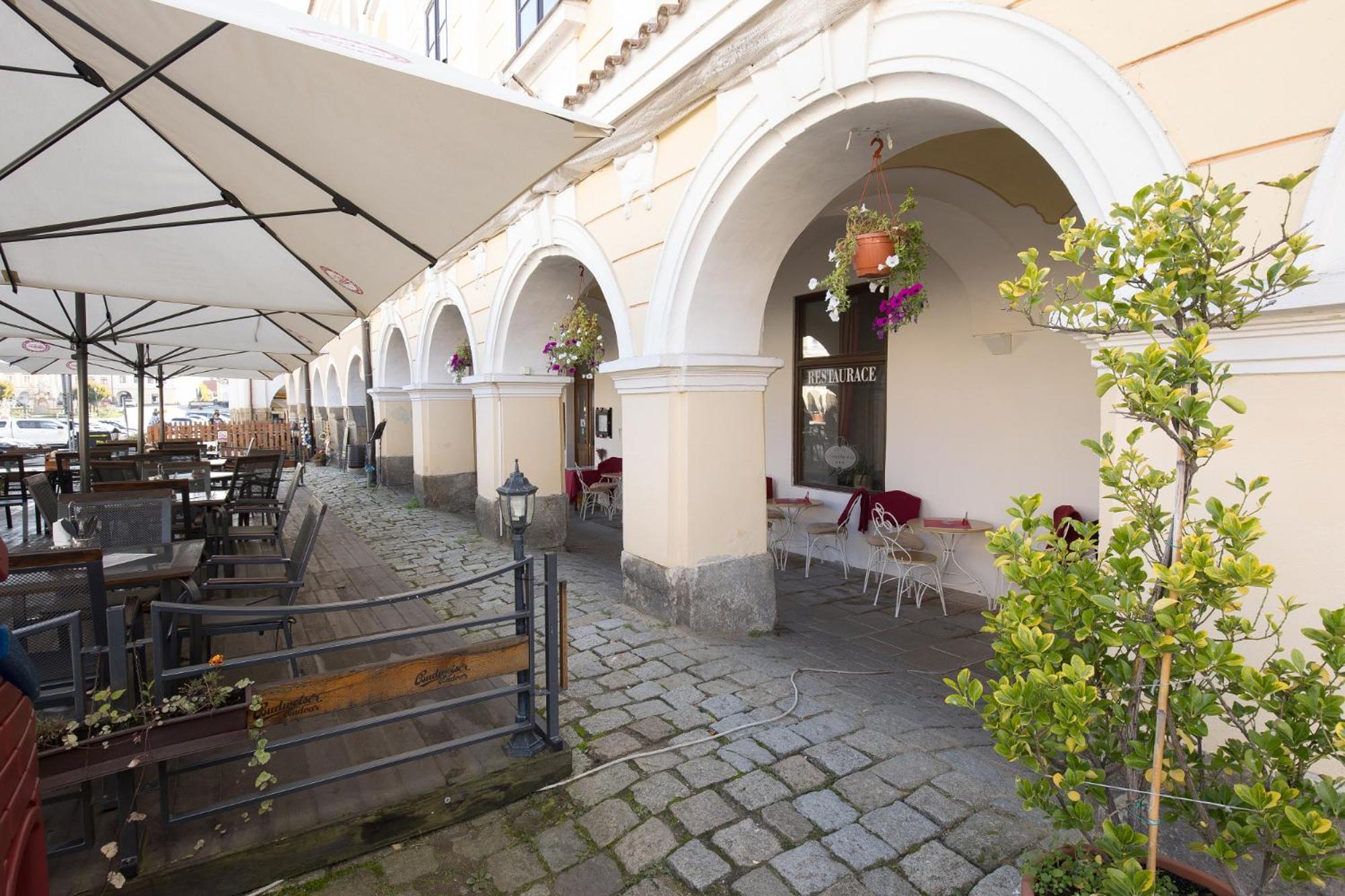 Hotel U Cerneho Orla Тельч Екстер'єр фото