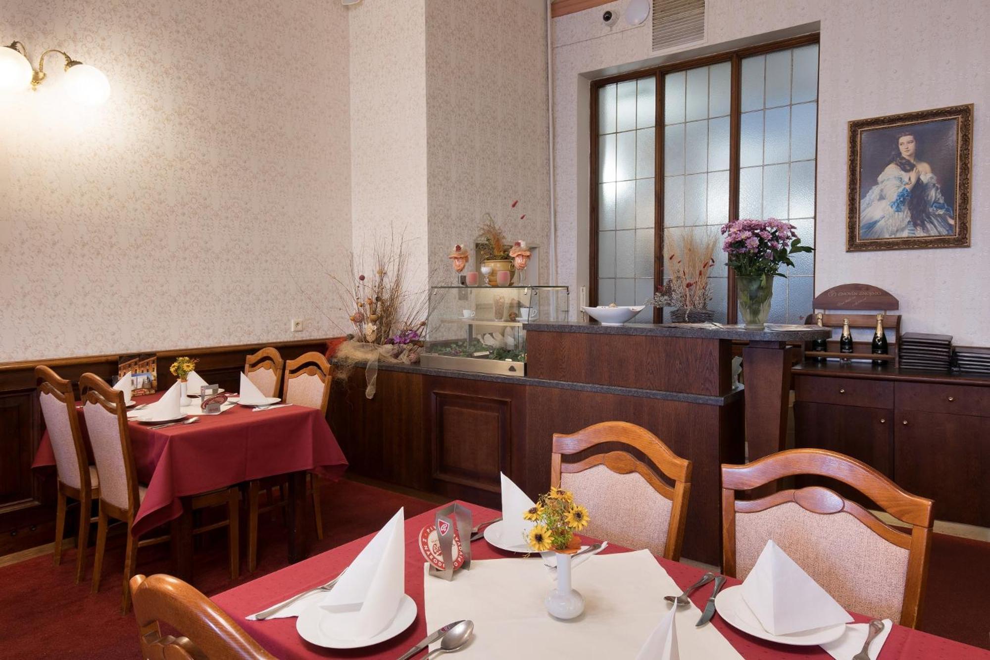 Hotel U Cerneho Orla Тельч Екстер'єр фото