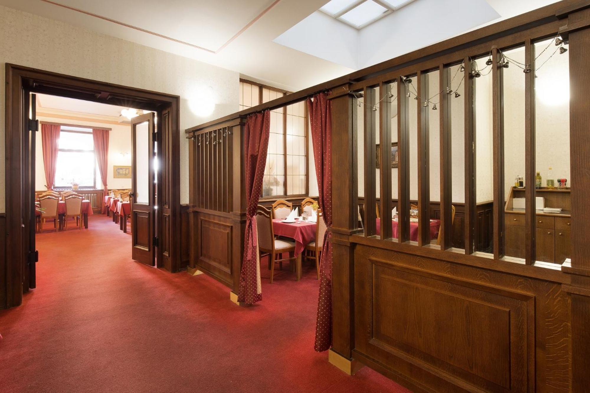 Hotel U Cerneho Orla Тельч Екстер'єр фото