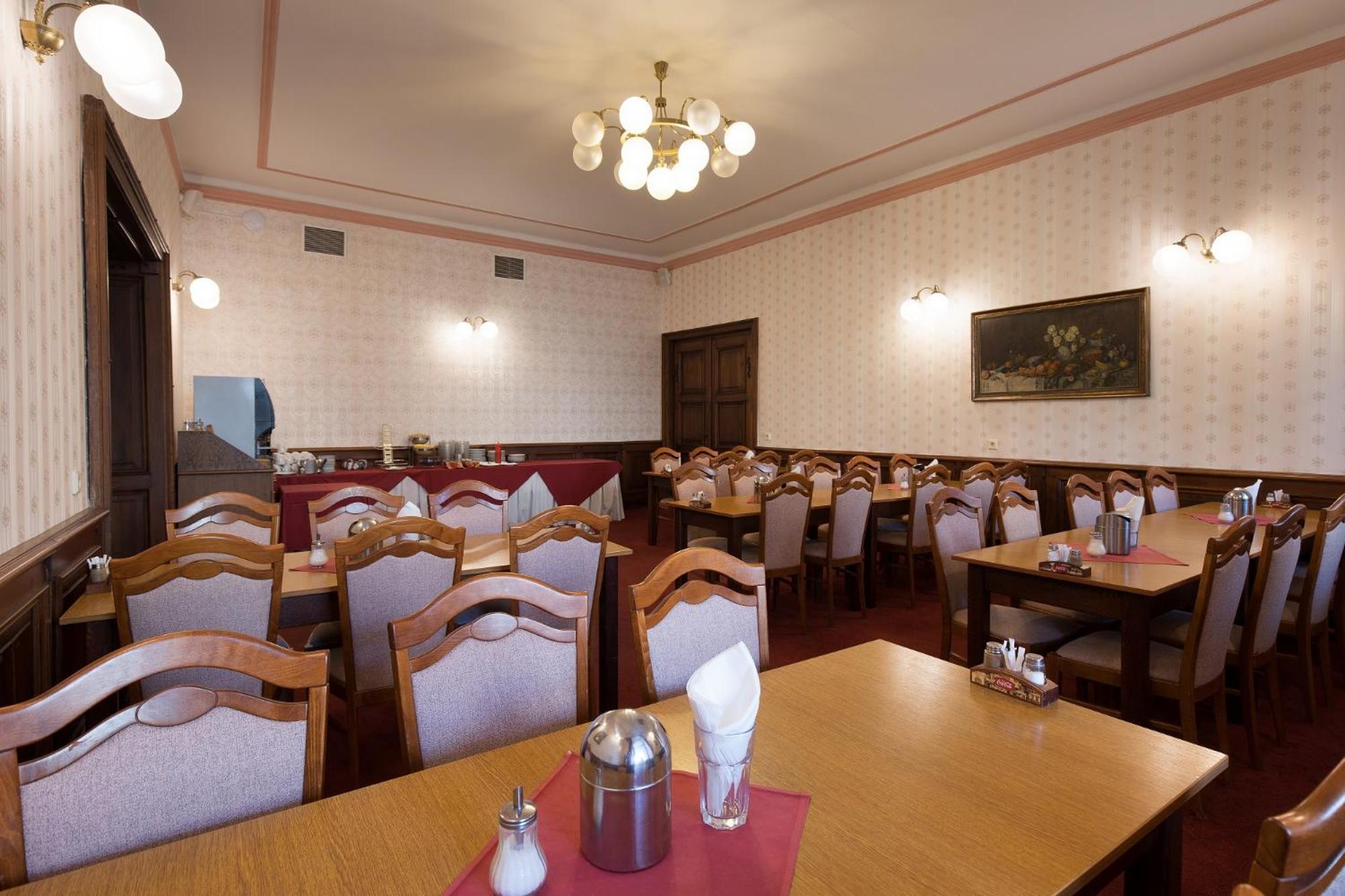 Hotel U Cerneho Orla Тельч Екстер'єр фото