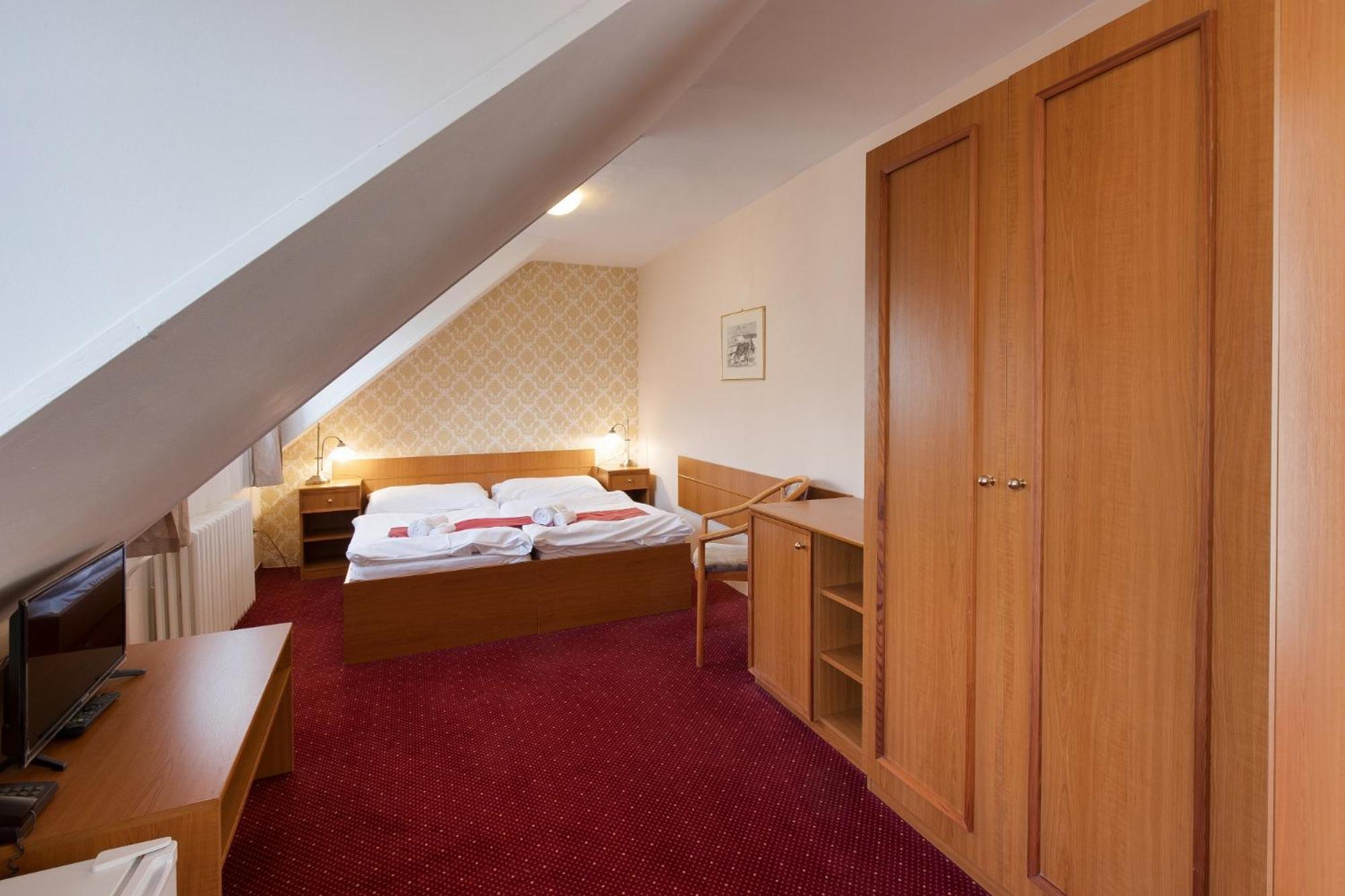 Hotel U Cerneho Orla Тельч Екстер'єр фото