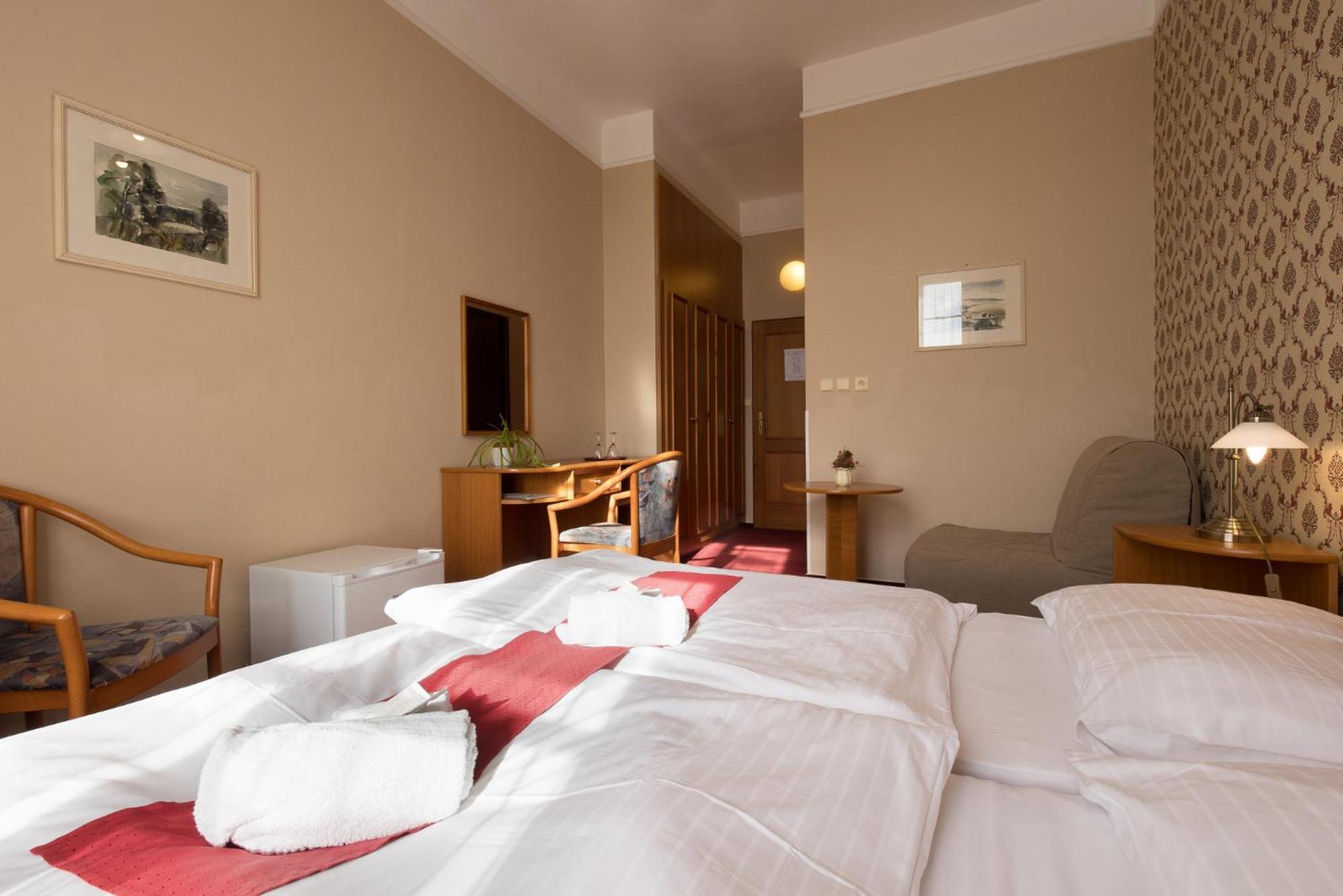 Hotel U Cerneho Orla Тельч Екстер'єр фото